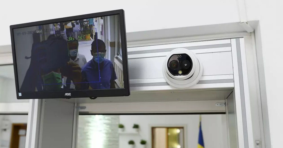 cameră viode amplastaă pe holul unei scoli