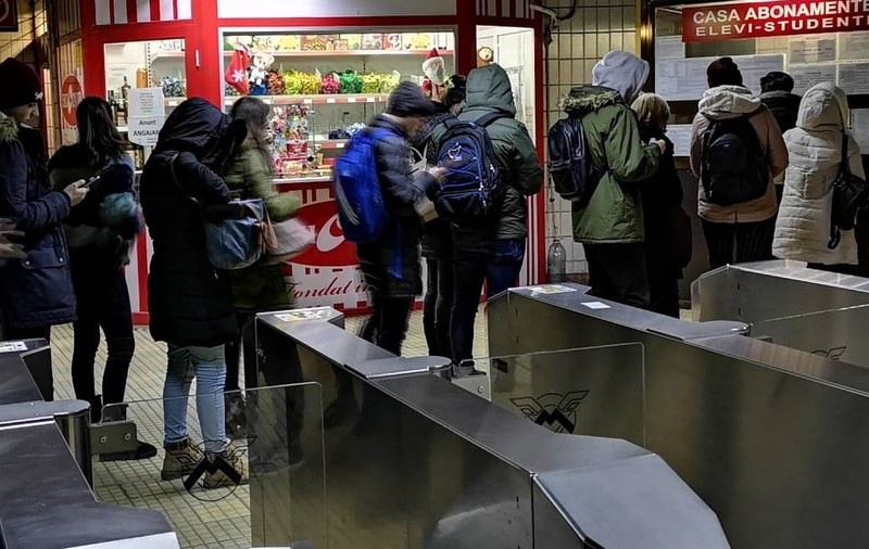 FOTO | Cozi uriașe pentru abonamente reduse la metrou! Elevii cer să se ia măsuri urgente