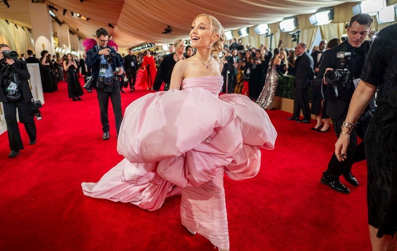 Ariana Grande, printre vedetele prost îmbrăcate de la Oscar 2024. Criticii de modă i-au comparat ținuta excentrică cu o „cuvertură”
