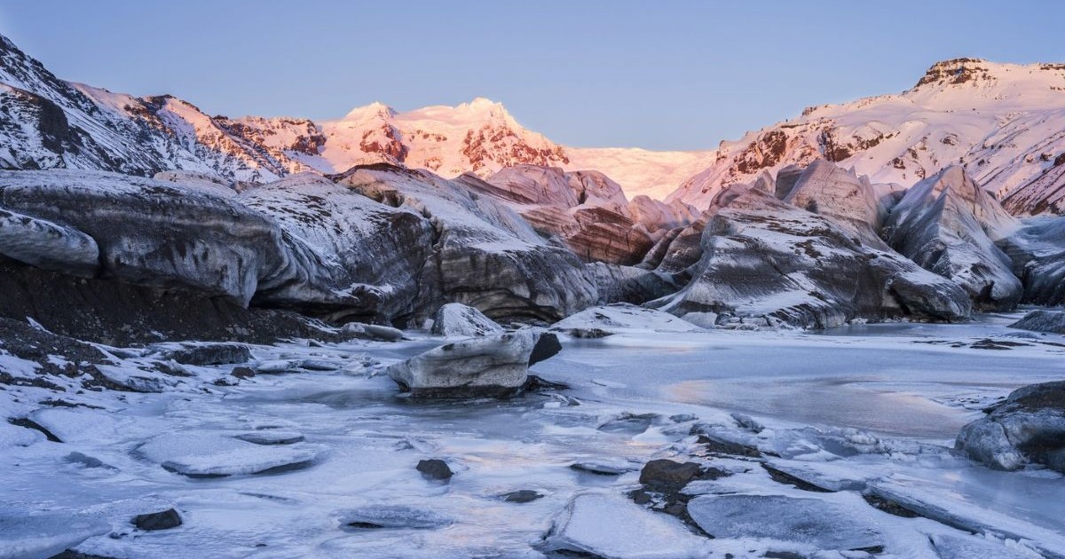 Ghețarul Svinafellsjoekull din Vatnajoekull NP în timpul iernii, vedere la Mt. Hrutsfjall în timpul apusului. Europa, Europa de Nord, Scandinavia, Islanda, februarie