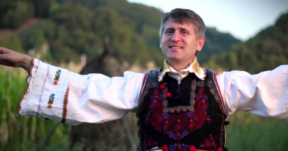 "Părintele" Pomohaci va concerta la Zilele Oraşului Ghimbav, într-un eveniment dedicat Centenarului. Biserica l-a caterisit după acuzațiile de pedofilie