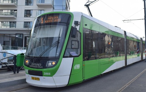 Stâlpișorii care trebuie să protejeze linia 5 de tramvai din București sunt blocați în Strâmtoarea Ormuz