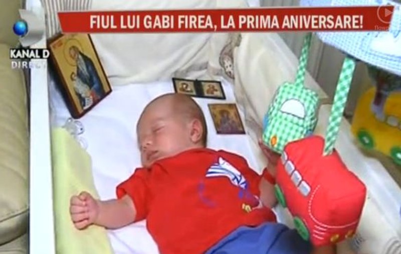 Fiul Gabrielei Vrânceanu Firea și al lui Florin Pandele doarme înconjurat de icoane. Părinții vor să-l facă preot