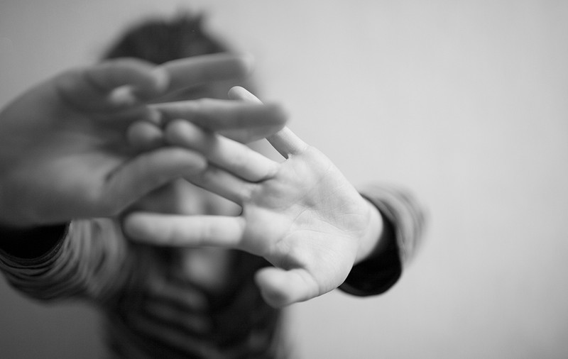 Fetiţă de 9 ani, abuzată sexual repetat, sub ochii tatălui paralizat de frică﻿