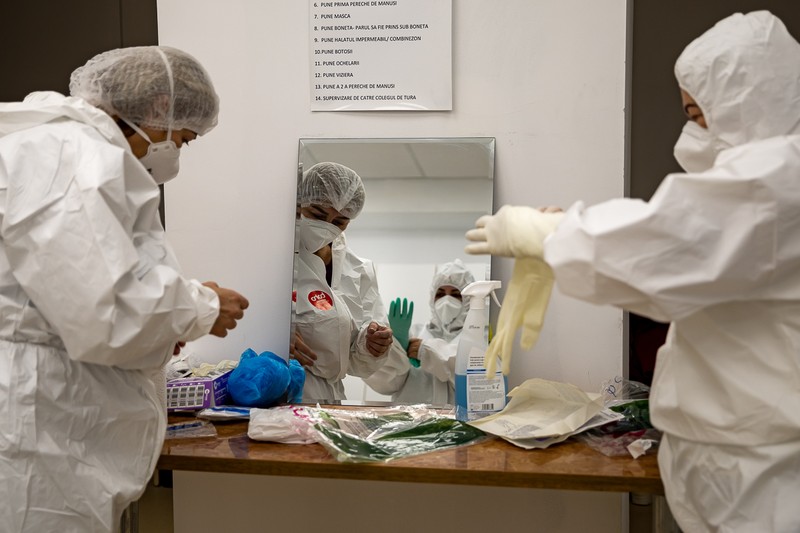 Asistentele se pregătesc pentru intrarea în tură