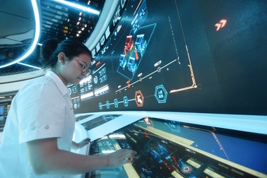 Angajata unei companii de transport chineze, folosind tehnologie 5G 100% made in China | Foto: Hepta