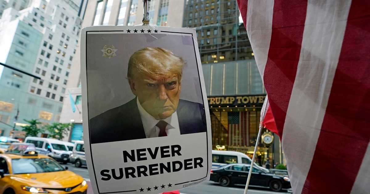 Susținător al lui Donald Trump, în fața Trump Tower din New York Foto: Profimedia