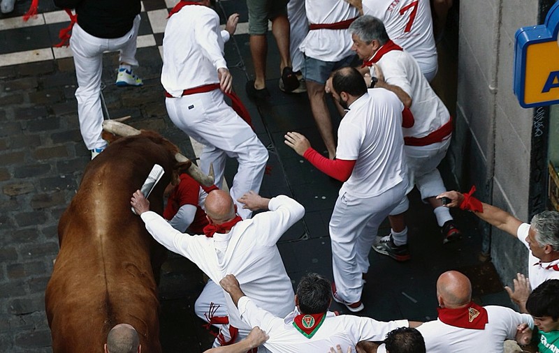 Patru răniți în prima zi a curselor cu tauri de la Pamplona| FOTO