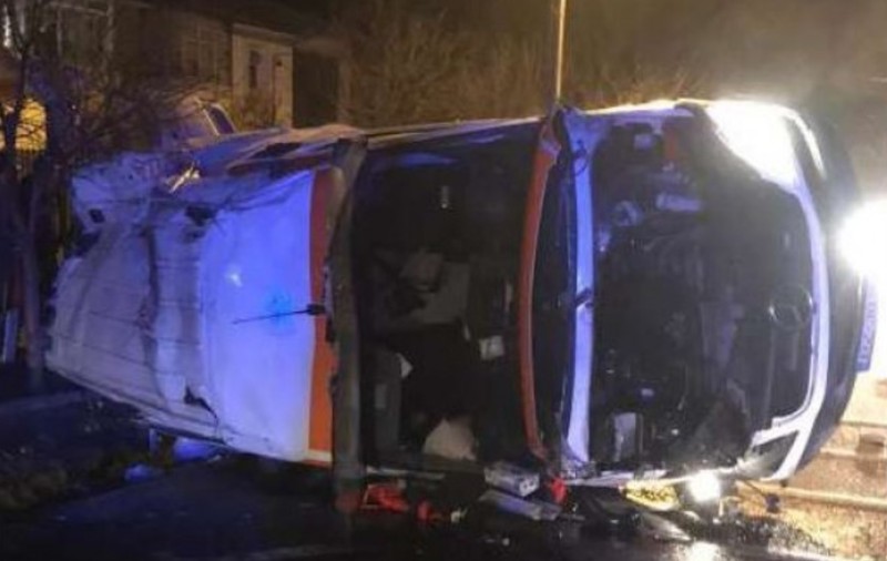 VIDEO |  O femeie cu COVID a murit, după ambulanța în care se afla s-a răsturnat și a intrat într-un pod