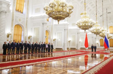 epa10535410 Chinese President Xi Jinping (2-R) and Russian President Vladimir Putin (R) attend a welcome ceremony before the Russia - China talks at the Kremlin in Moscow, Russia, 21 March 2023. Chinese President Xi Jinping arrived in Moscow on a three-day visit, which will last from March 20 to 22, according to Russian and Chinese state agencies. Xi Jinping visits Russia on improving joint partnership and developing key areas of Russian-Chinese economic cooperation. EPA-EFE/SERGEY KARPUHIN / SPUTNIK / KREMLIN POOL MANDATORY CREDIT
