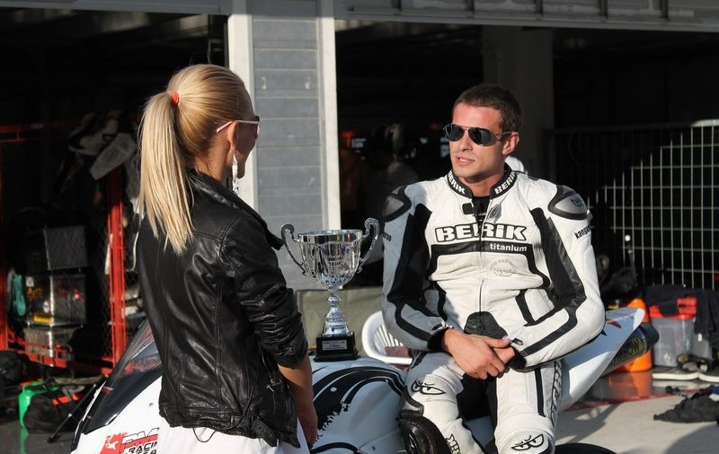 Cristina Şoloc îl va susţine pe Petre Pop,  primul pilot român din istorie, care participă la concursul Tourist Trophy-ul din Insula Man