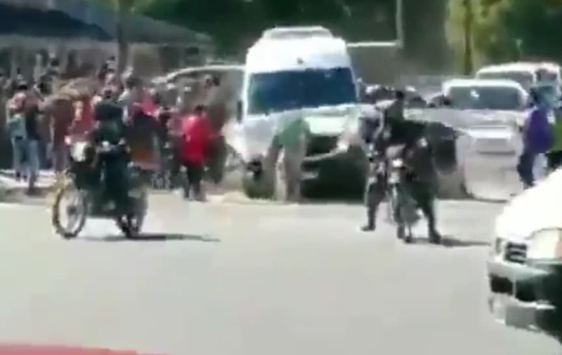 Mașina președintelui Argentinei, lovită cu pumni, pietre și picioare de către mai mulți oameni furioși