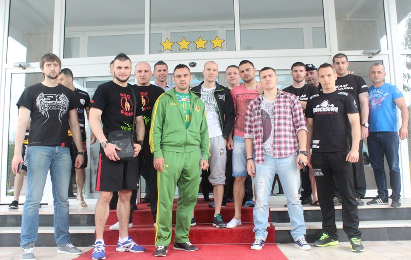 Luptătorii Superkombat împart ajutoare sinistraţilor din Vaideeni
