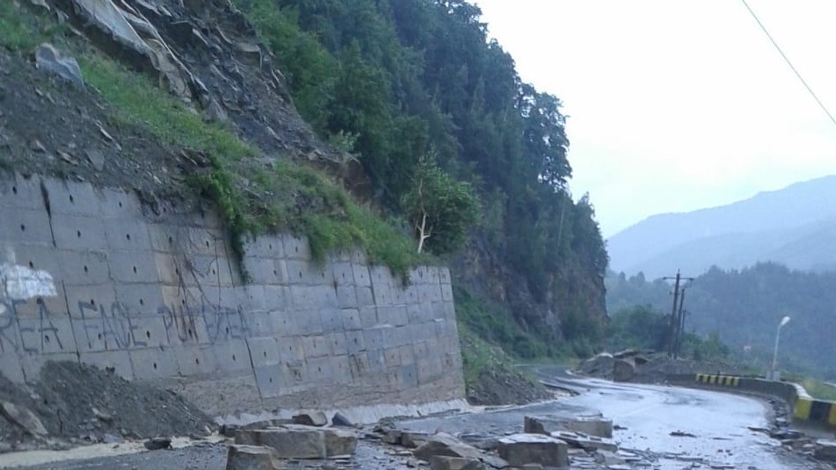 DN10 Buzău - Brașov a fost închis din cauza căderilor de pietre în zona barajului Siriu
