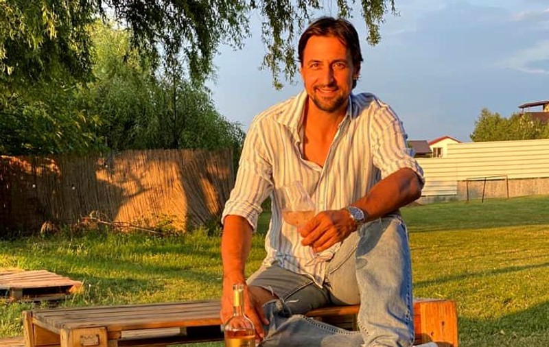 Actorul Denis Ștefan a fost infectat cu noul coronavirus. Soția lui a făcut anunțul. Cum se simte acesta acum. “Încercăm să rămânem optimiști”
