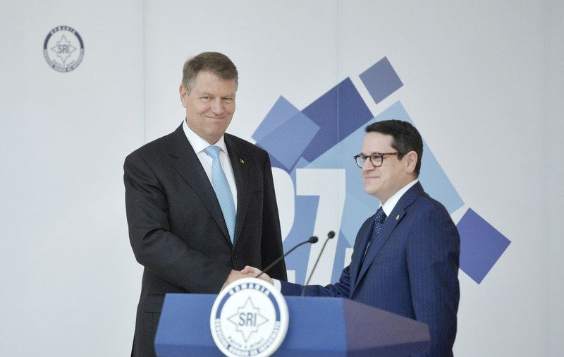 Klaus Iohannis l-a decorat pe Eduard Hellvig după retragerea de la conducerea SRI