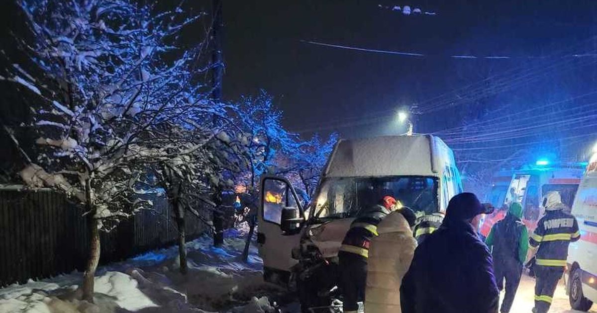 Mai multe ambulanțe, medici și pompieri sunt la accidentul din Prahova, Ariceștii Rahtivani, unde se vede și un microbuz lovit. Este zăpadă pe jos și întuneric
