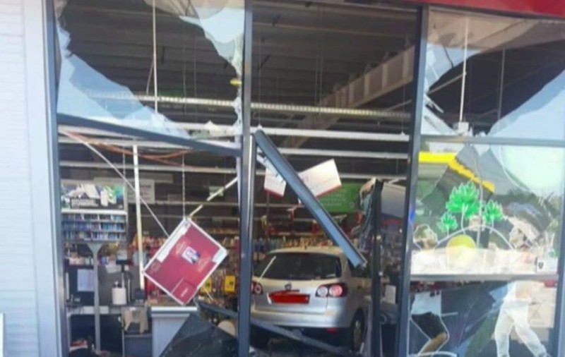 FOTO | O şoferiţă a intrat cu maşina într-un magazin din Ilfov, după ce ar fi încurcat acceleraţia cu frâna