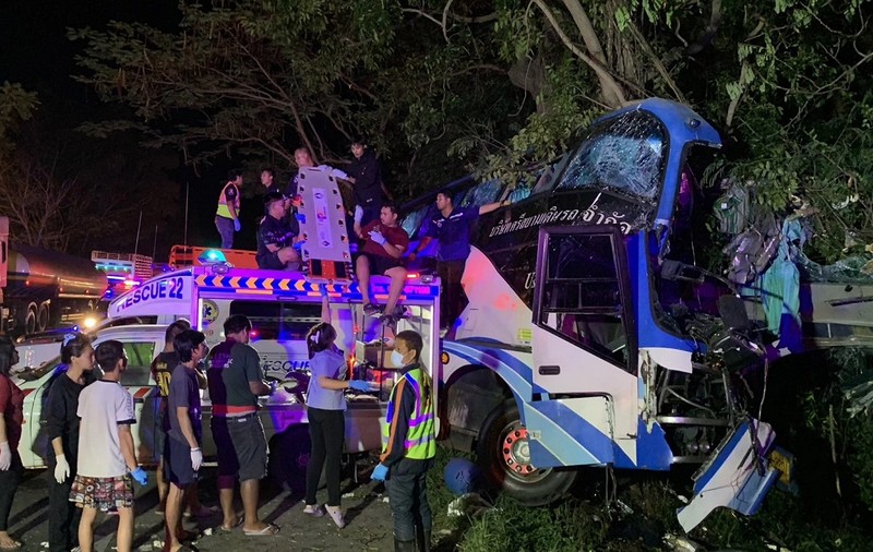 15 morți și 31 de răniți într-un autocar ieșit de pe șosea și despicat în două de un copac, în Thailanda