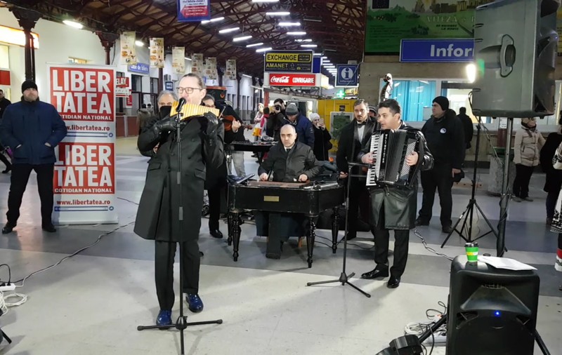 VIDEO | Români de toate vârstele s-au prins în Hora Unirii la Gara de Nord din Bucureşti. Ilie Năstase şi naistul Nicolae Voiculeţ au dat tonul petrecerii