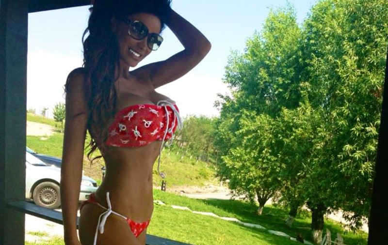 DOVADĂ DE SNOBISM! Bianca Drăguşanu, într-un COSTUM DE BAIE MINUSCUL, dar cu GEANTĂ DE FIŢE la plajă! FOTO