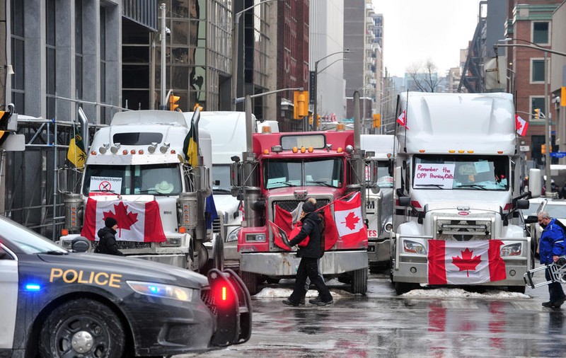 Canada are dificultăți în a încheia protestul camionagiilor. Blocarea unui pod perturbă comerțul