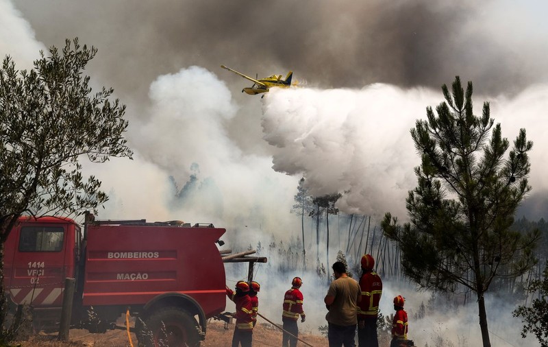 MAE, atenţionare de călătorie pentru Portugalia:  Există risc maxim de declanşare a incendiilor de vegetaţie