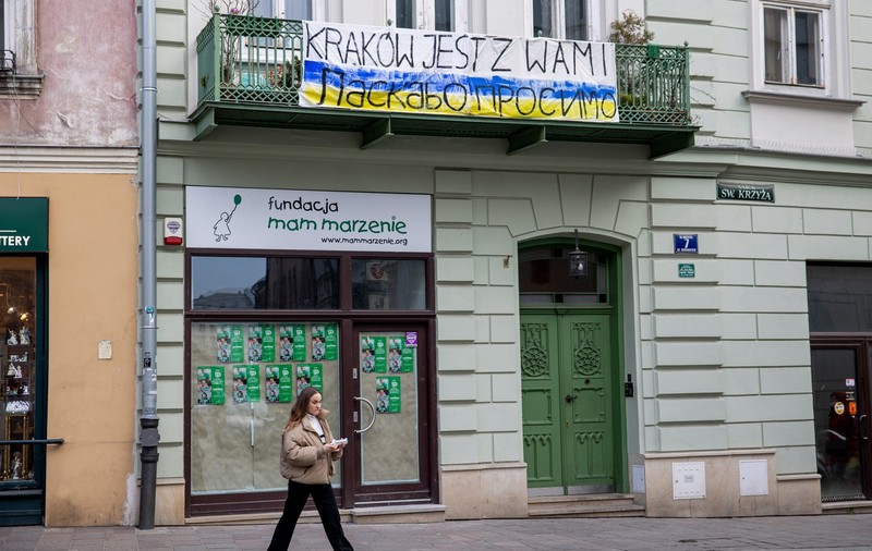 Banca Centrală a Poloniei vine în sprijinul ucrainenilor: refugiații vor putea converti grivna în zloți, la rate rezonabile