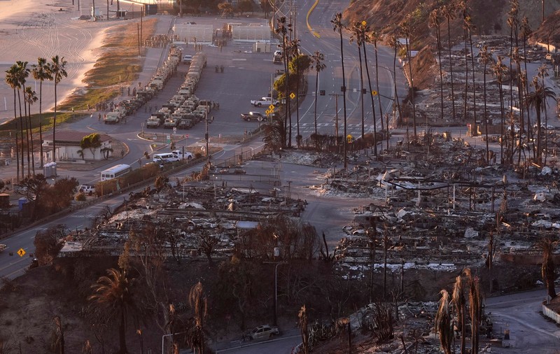 Bilanţul incendiilor de proporții din California a ajuns la 24 de morţi. Vântul violent amenință să întețească focul