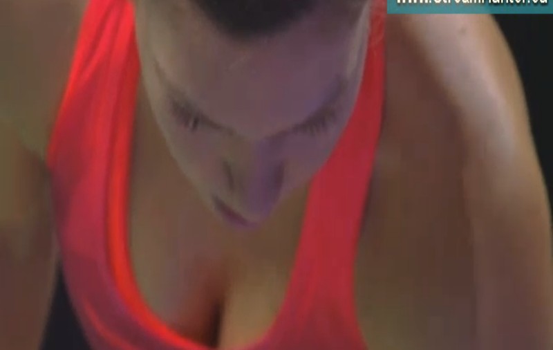 Simona Halep joacă joi, de la ora 9.00, cu poloneza Agnieszka Radwanska, meciul decisiv pentru calificarea în semifinalele Turneului Campioanelor. Până atunci, postul care transmite meciurile din Asia a luat-o peste picior pe constănțeancă, prezentând, de mai multe ori, cadre apropiate cu bustul româncei! / FOTO