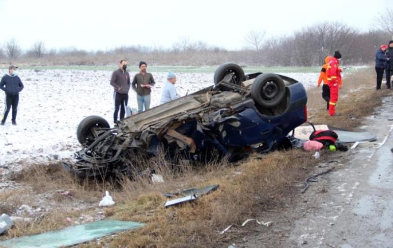 Un tânăr de 25 de ani a murit după ce s-a răsturnat pe un câmp din Brăila cu mașina furată de la un prieten