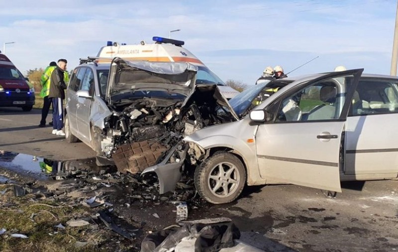 O femeie a murit și patru persoane, între care doi copii, au fost rănite, după un accident produs la ieşirea din Ineu