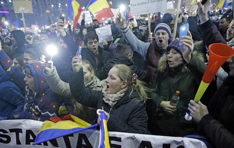 Cine-a lăsat câinii afară? Oamenilor li s-a promis normalitate, bun-simț, respect și transparență, dar li s-a servit nepotism, sinecurism și dispreț suveran