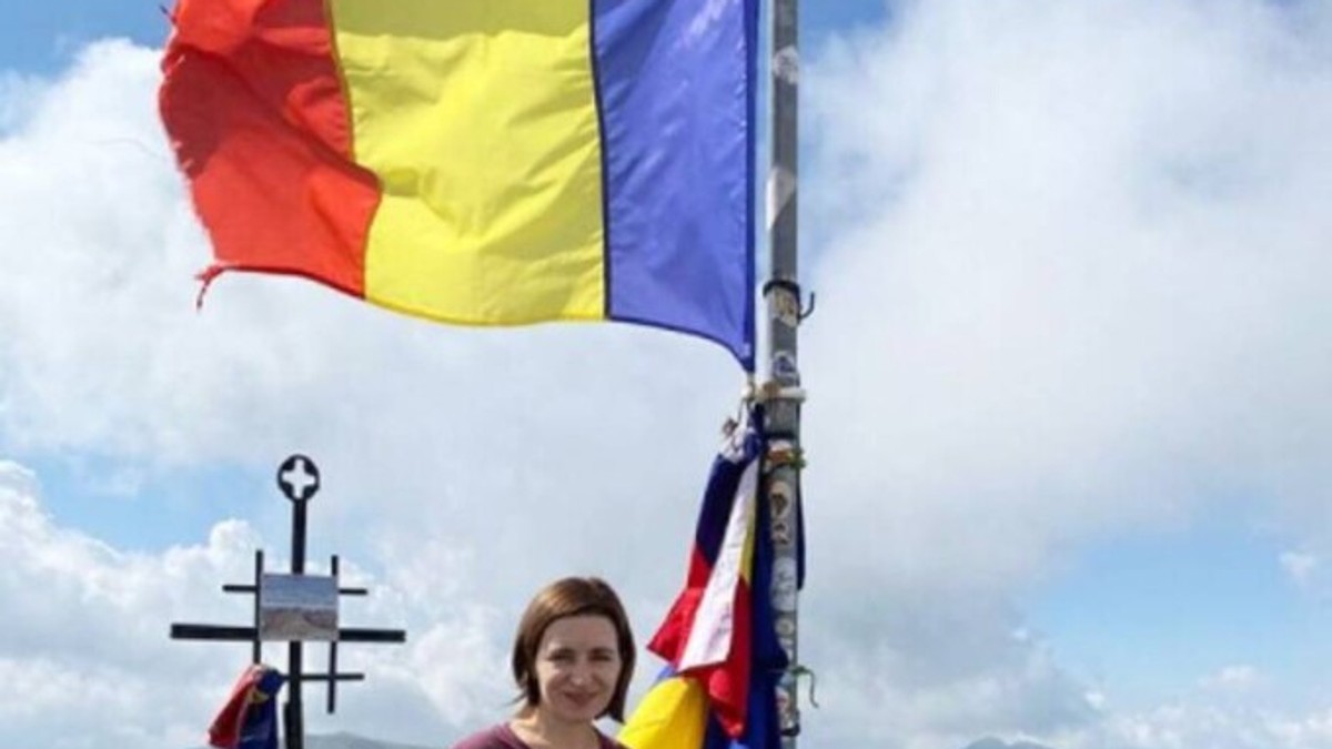 Maia Sandu a urcat pe Vârful Moldoveanu. „Îmi place mișcarea în aer liber”