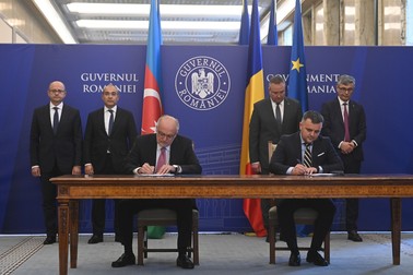 Elshad Nassirov, vicepresedinte Socar, si Aristotel Jude, director general Romgaz, au semnat miercuri, 19 octombrie 2022, la Palatul Victoria din Bucuresti, un Memorandum intre compania azera SOCAR si ROMGAZ, in prezenta ministrului Energiei din Republica Azerbaidjan, Parviz Shahbazov, a ministrului Economiei, Mikayil Jabbarov, a premierului Nicolae Ciuca, si a ministrului Energiei, Virgil Popescu. EDUARD VINATORU / MEDIAFAX FOTO