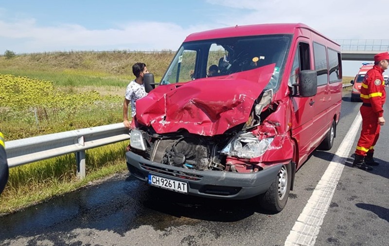 Un camion a intrat într-un microbuz, în apropiere de Timișoara. Zece bulgari au tras o sperietură zdravănă