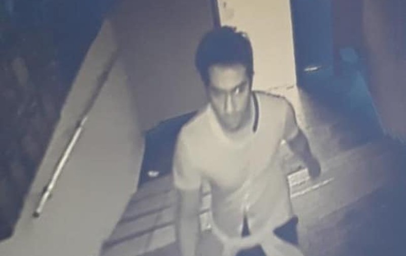 UPDATE. Presupus violator, filmat în timp ce ataca o tânără în scara unui bloc din Bucureşti. Un suspect a fost reținut / VIDEO