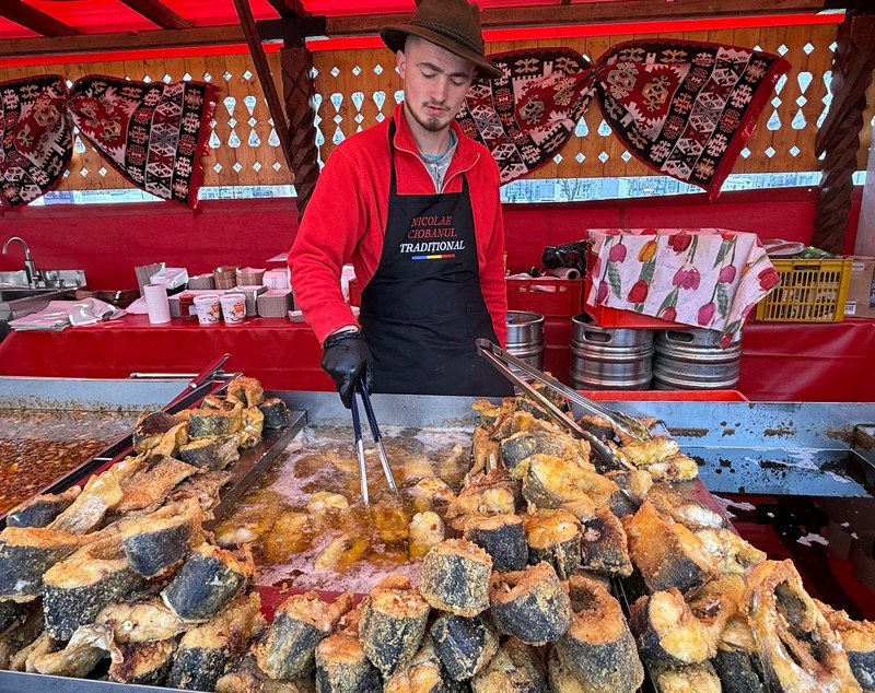 Cât costă o ciorbă pescărească lipovenească la Festivalul Pescăresc din București? O bucată de crap, cât un kilogram, în Obor