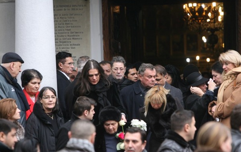 Îndurerat, Cornel Dinu nici de groapă nu s-a putut apropia la înmormântarea soţiei sale, Silvia