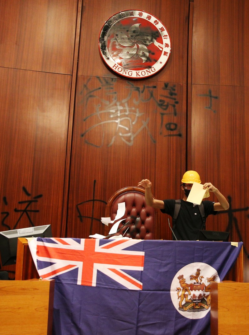 Un manifestant a ridicat un steag din perioada colonială britanică