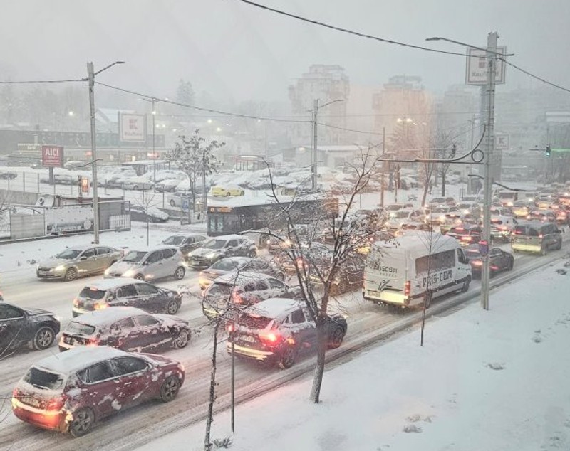 Circulație de coșmar în orașul Iași, în această dimineață, după ninsoarea din ultimele ore | FOTO