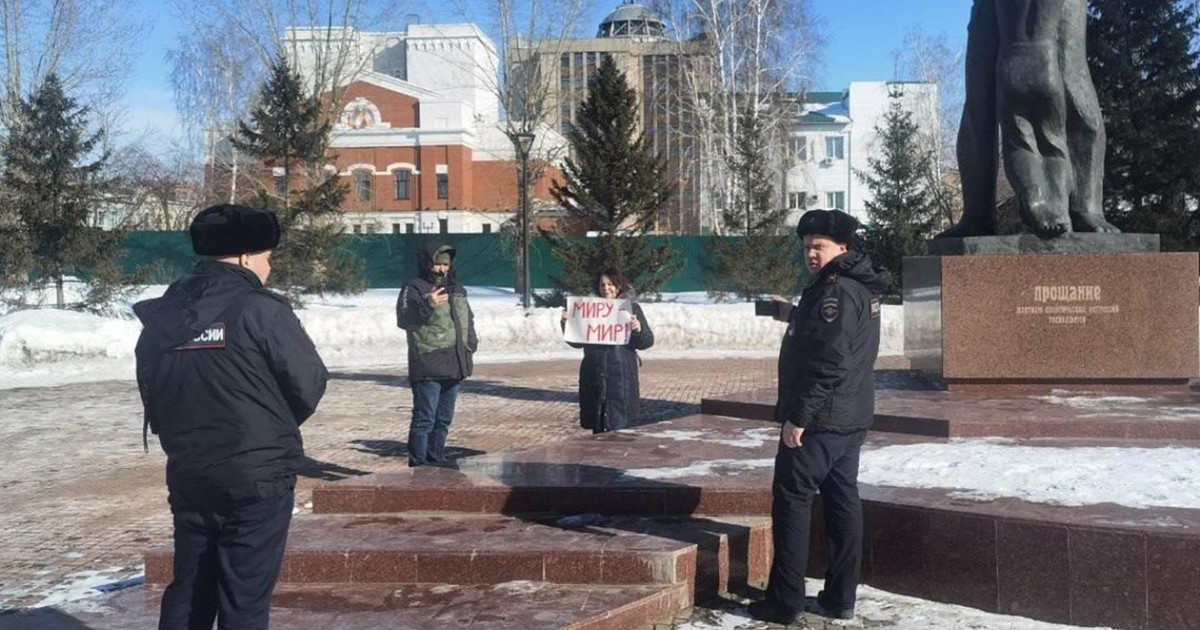 Protest individual anti-război organizat de o femeie din Barnaul ce ține o pancartă cu inscripția „Pace lumii” Foto: Telegram/ RusNews via The Moscow Times