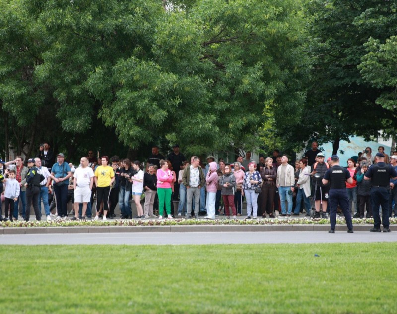 Nicușor Dan, huiduit la Galați, în fața blocului lovit de drona rusească: „De această situație este responsabilă Rusia”