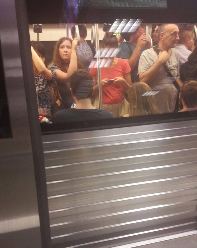 Haos pe linia de metrou Pipera - Berceni. Călătorii au fost dati jos din tren si rugați să meargă pe peronul celalalt