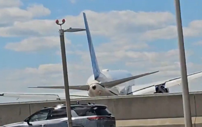 Un avion Boeing 767 a lovit un camion și un stâlp de iluminat chiar înainte să aterizeze pe un aeroport din New Jersey