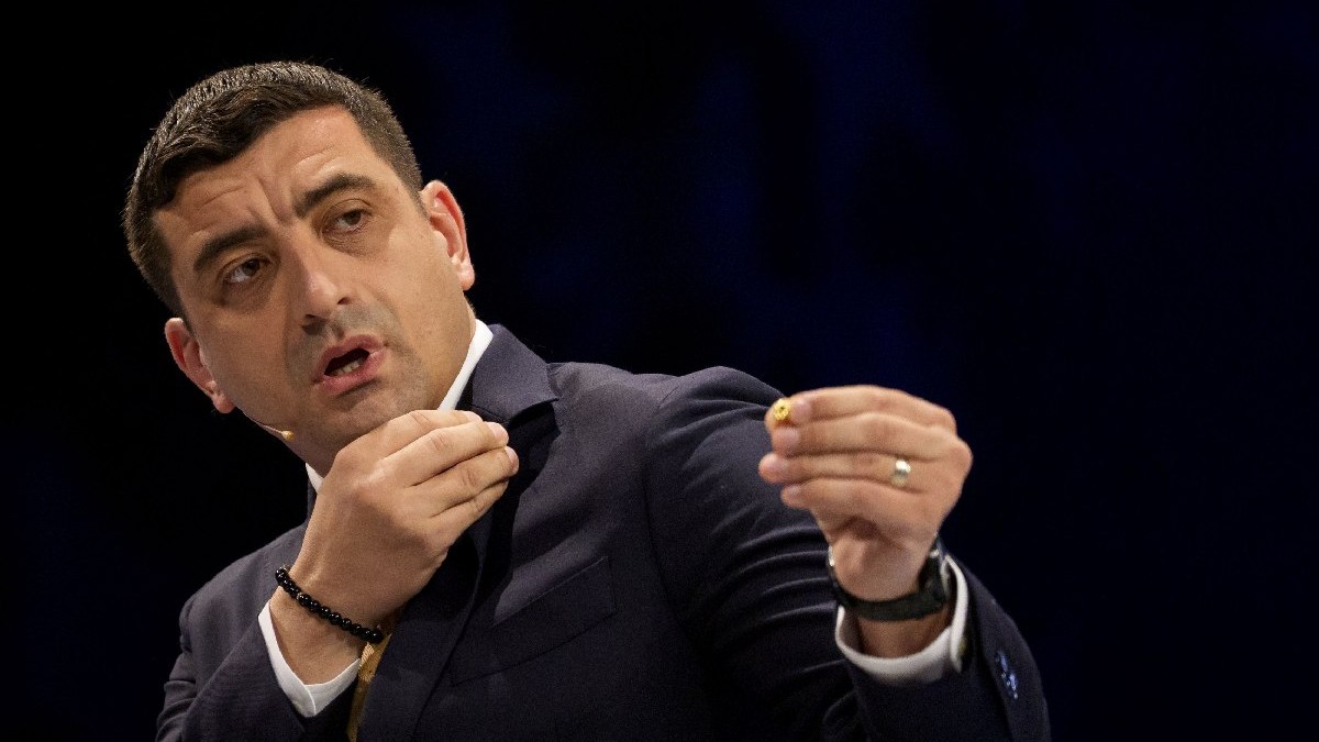 Candidatul sustinut de AUR la alegerile prezidentiale, George Simion, îmbrăcat în costum negru, gesticulează. Participă la o dezbatere electorala organizata de un post de televiziune, in Bucuresti, joi, 8 mai 2025.