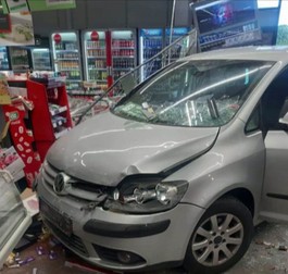 Accident în Ilfov. Șoferița a ajuns cu mașina printre rafturi