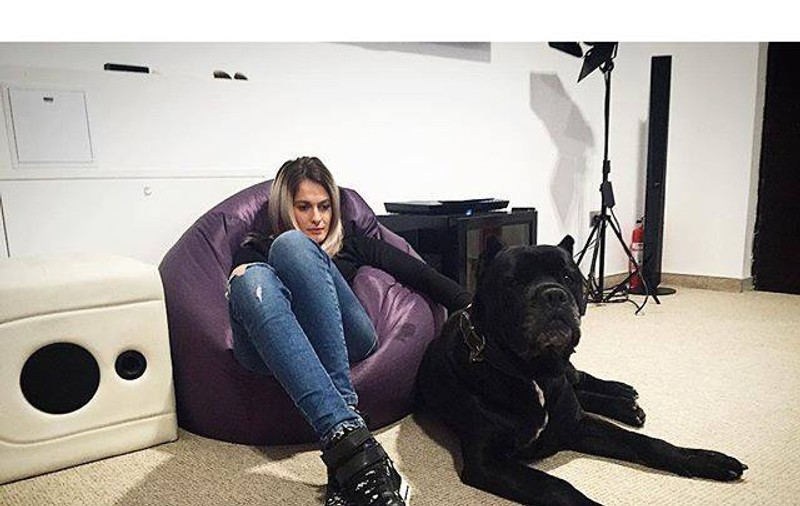 Mamă pentru cinci căței! Raluka are grijă de patrupezi până face copii. "În spatele casei e un fel de miniadăpost"