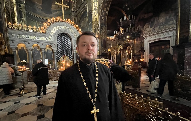 CORESPONDENȚĂ DIN KIEV. În așteptarea Învierii printre baricade, soldați înarmați și alarme, un preot are un mesaj pentru români: „Ne-ați ajutat enorm. Și nu vom uita asta niciodată”