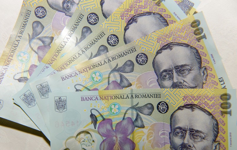Salariile cresc, dar sărăcia rămâne: tot mai mulți români au restanțe la bănci